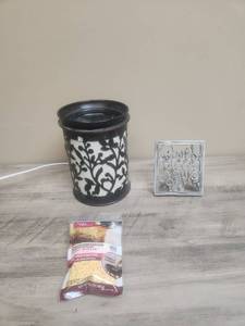 lot 592 image: Electric Wax Warmer with Floral Pattern and Scent Bursts and a God Bless you Day sign
