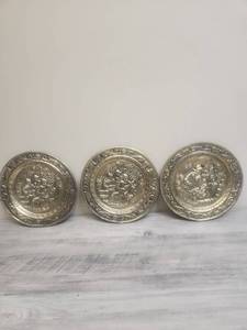 lot 594 image: Set of Three Decorative Metal Plates with Historical Scenes