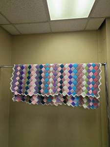 lot 623 image: Handmade Crochet Diamond Pattern Afghan Blanket - good condition