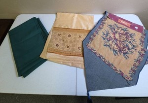 lot 633 image: Two Table runners and a Table Cloth