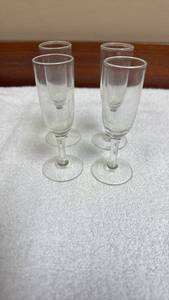 lot 705 image: Set of 4 Clear Glass Champagne Flutes