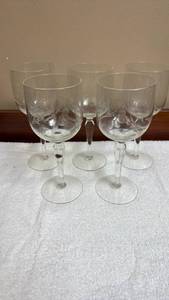 lot 712 image: Etched Floral Pattern Crystal Wine Glasses Set of 5