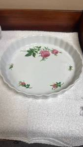 lot 722 image: Christineholm Pink Rose Fluted Quiche Pan