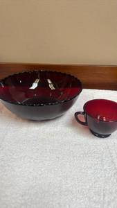 lot 726 image: Red Glass Bowl and Tea Cup Set