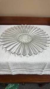 lot 732 image: Clear Glass Ribbed Serving Platter