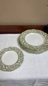 lot 736 image: J&G Meakin Renaissance Green Staffordshire Sterling Dinner Plates Set - have some chips on the underside