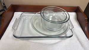 lot 745 image: Anchor Hocking 4 piece Glass Baking Dish Set with Mixing Bowls