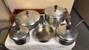 lot 760 image: Stainless Steel Cookware Set with Lids and Frying Pan