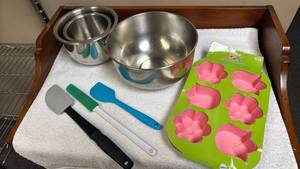 lot 761 image: Mixed Kitchen Baking Set with Stainless Steel Bowls, rubber spatulas  and Silicone Molds