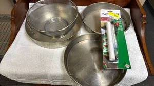 lot 762 image: Stainless Steel Mixing Bowls and Mesh Strainers Kitchen Set