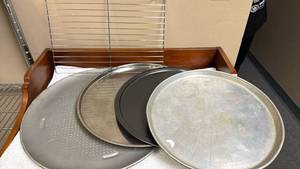 lot 765 image: Large Commercial Aluminum Pizza Pans Set of 4 and a cooling rack