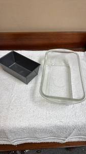 lot 783 image: Glass Loaf Pan and Metal Baking Pan Set