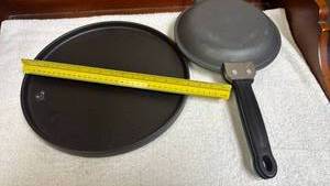 lot 784 image: Deep dish pizza pan and dual sized omelet skillet