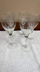 lot 790 image: Set of 5 Etched Crystal Wine Glasses with Floral Pattern
