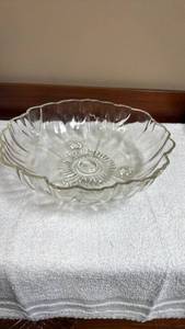 lot 801 image: Clear Glass Serving Bowl Set with Scalloped Edges