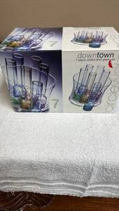 lot 807 image: Downtown 7 Piece Vodka Shot Glass Set with Tray - new in box