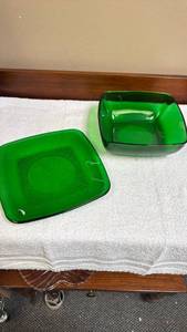 lot 812 image: Forest Green Glass Square Bowls with Ribbed Pattern