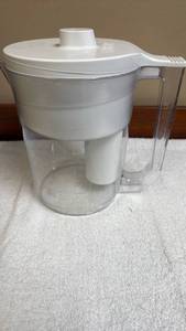 lot 814 image: Brita Water Filter Pitcher with Lid