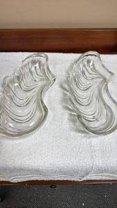 lot 816 image: Glass Shell Shaped Serving Bowls Set of 2