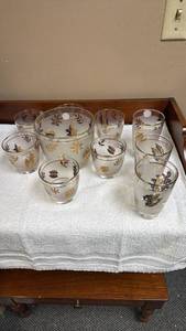 lot 818 image: Mid Century Gold Leaf Pattern Glass Cocktail Set with Ice Bucket