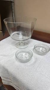 lot 825 image: Glass Trifle Bowl with Small Bowls Set