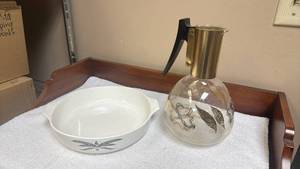 lot 826 image: Mid-Century Modern Glass Coffee Carafe and Wheat Pattern Casserole Dish