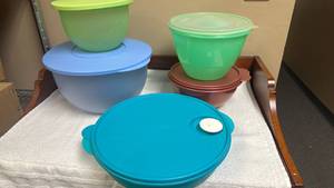 lot 844 image: Tupperware and Sterilite Bowl Set with Lids Multiple Colors