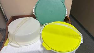 lot 849 image: Tupperware Cake and Cookie Tray Set with Handles