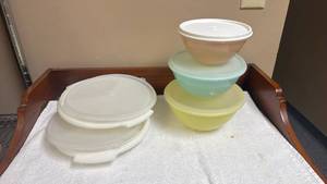 lot 852 image: Tupperware Mixing Bowl Set with Lids and Divider Plates with lids