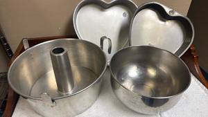 lot 853 image: Aluminum Baking Pan Set with Heart-Shaped Molds and Bundt Pan