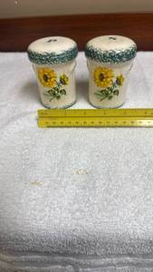 lot 861 image: Ceramic Sunflower Salt and Pepper Shakers Set