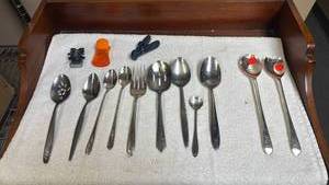 lot 870 image: Silver Plated Flatware Set with Decorative Handles