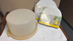 lot 871 image: Tupperware Cake Carrier with Wilton Cake Circles