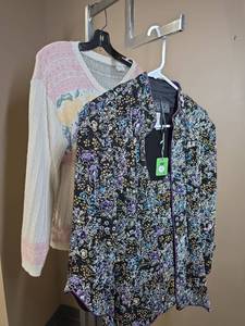 lot 1104 image: Sz Large Womens Tops