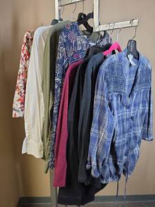 lot 1108 image: 8 Womens Sz XL Tops