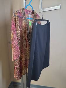 lot 1110 image: Womens Sz 10 Kasper Skirt and Chicos Sz 1 (M 810) sheer tunic