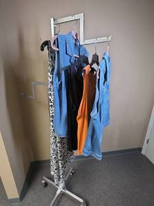 lot 1112 image: Womens Sz 1X Sleevess Tops and Dress