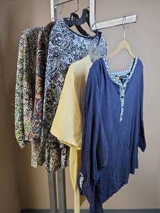 lot 1121 image: Five womens Size 2x tops including CJ Banks and Karen Scott