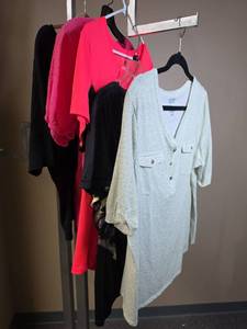lot 1122 image: Five womens 1x tops