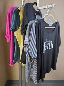 lot 1124 image: Seven womens Size 3x tops
