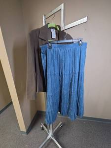 lot 1126 image: Womens sz 18 blazer and skirt