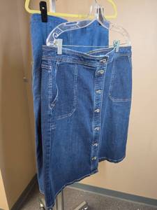 lot 1129 image: Womens Size 14 Jean skirts