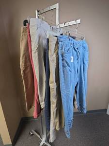 lot 1131 image: Seven womens Size 16 capris
