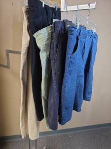 lot 1132 image: Five womens Size 16 sports,  capris, and summer pants