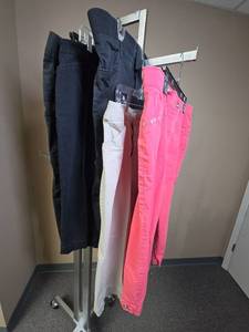 lot 1135 image: Five pairs womens Size 18 capris