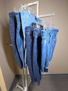 lot 1139 image: 6 pairs womens sz 18 jean shorts and capris