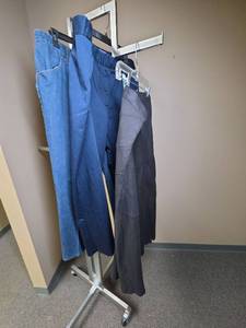 lot 1141 image: Womens sz 20 skirt, jeans and pants