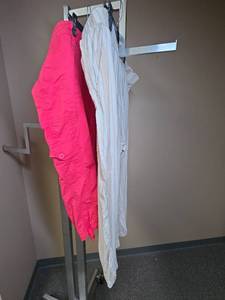 lot 1142 image: Wimens 2x and 24 pants and Capris