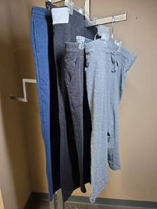 lot 1146 image: Womens sz XL sweat pants and lounge pants  capris