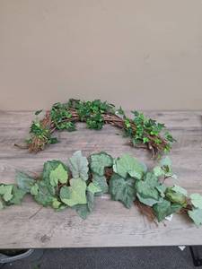 lot 1323 image: Artificial Ivy and Foliage Garland Set